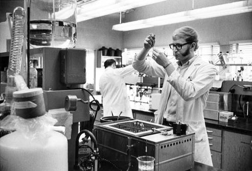 <center>Basic Medical Sciences lab, 1970s.</center>Photo credit: <a href="https://dx.doi.org/10.14288/1.0155506" target="_blank">UBC Archives</a>